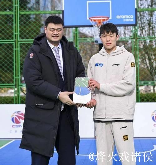 杨瀚森签约詹姆斯经纪团队 瞄准NBA选秀舞台 杨瀚森签约詹姆斯经纪团队 瞄准NBA选秀舞台